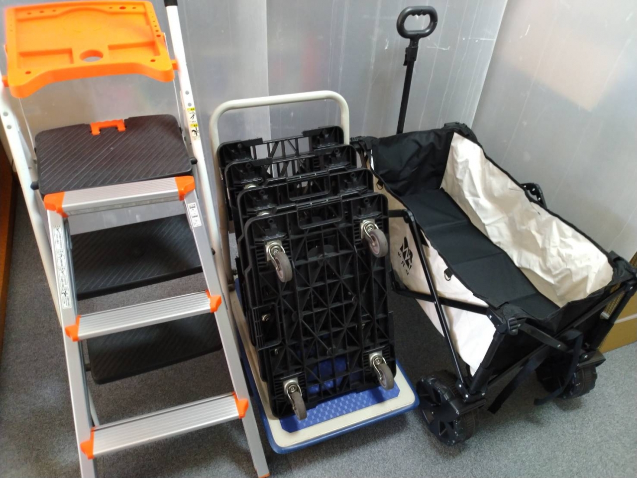 遺品整理で必要な大物家具運搬用の各種台車と脚立 遺品整理で必要な大物家具運搬用の各種台車と脚立