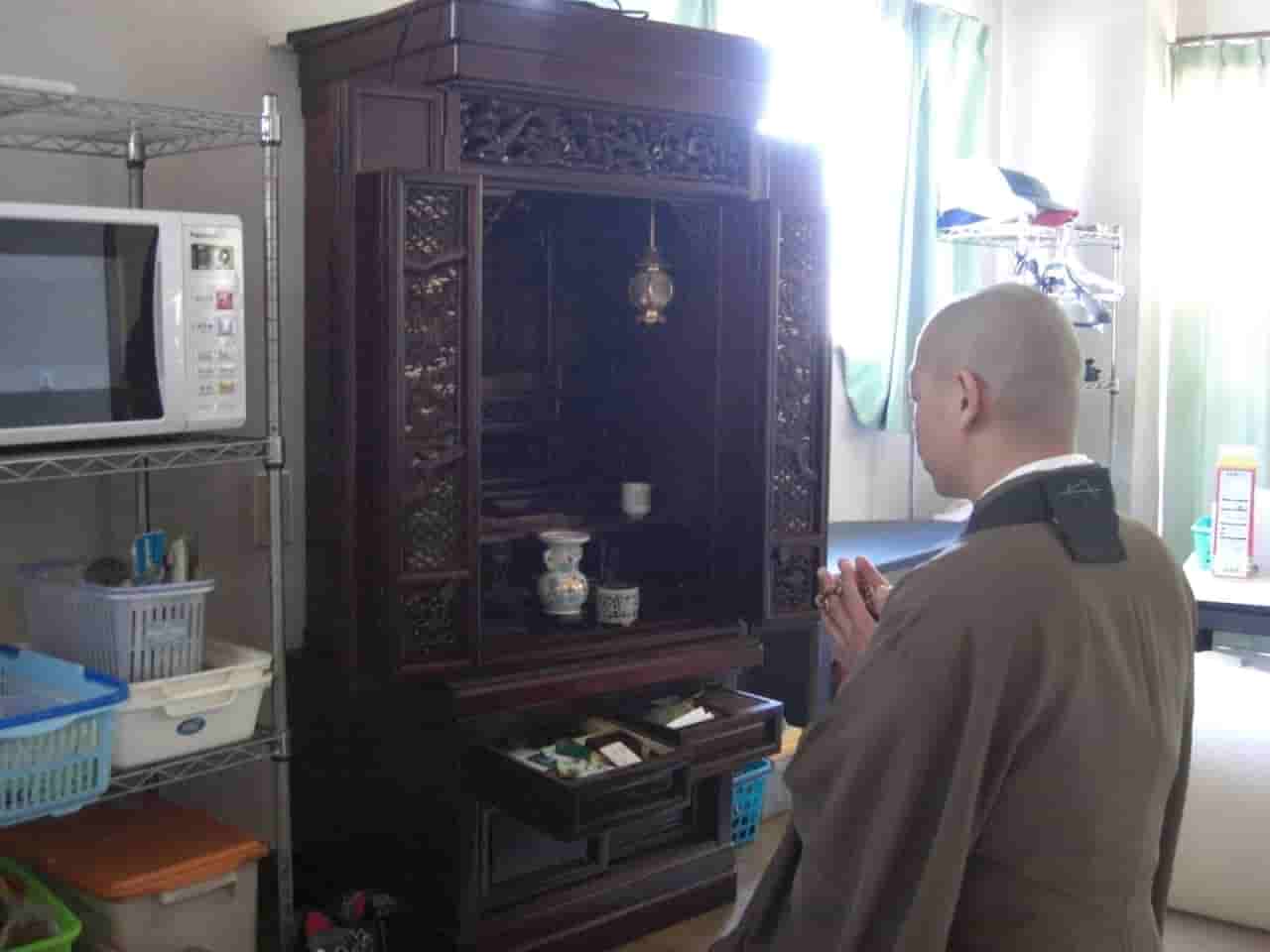 遺品整理で仏壇の性抜き(魂抜き)を住職にしてもらっている様子 名古屋の遺品整理・死後事務専門の行政書士事務所